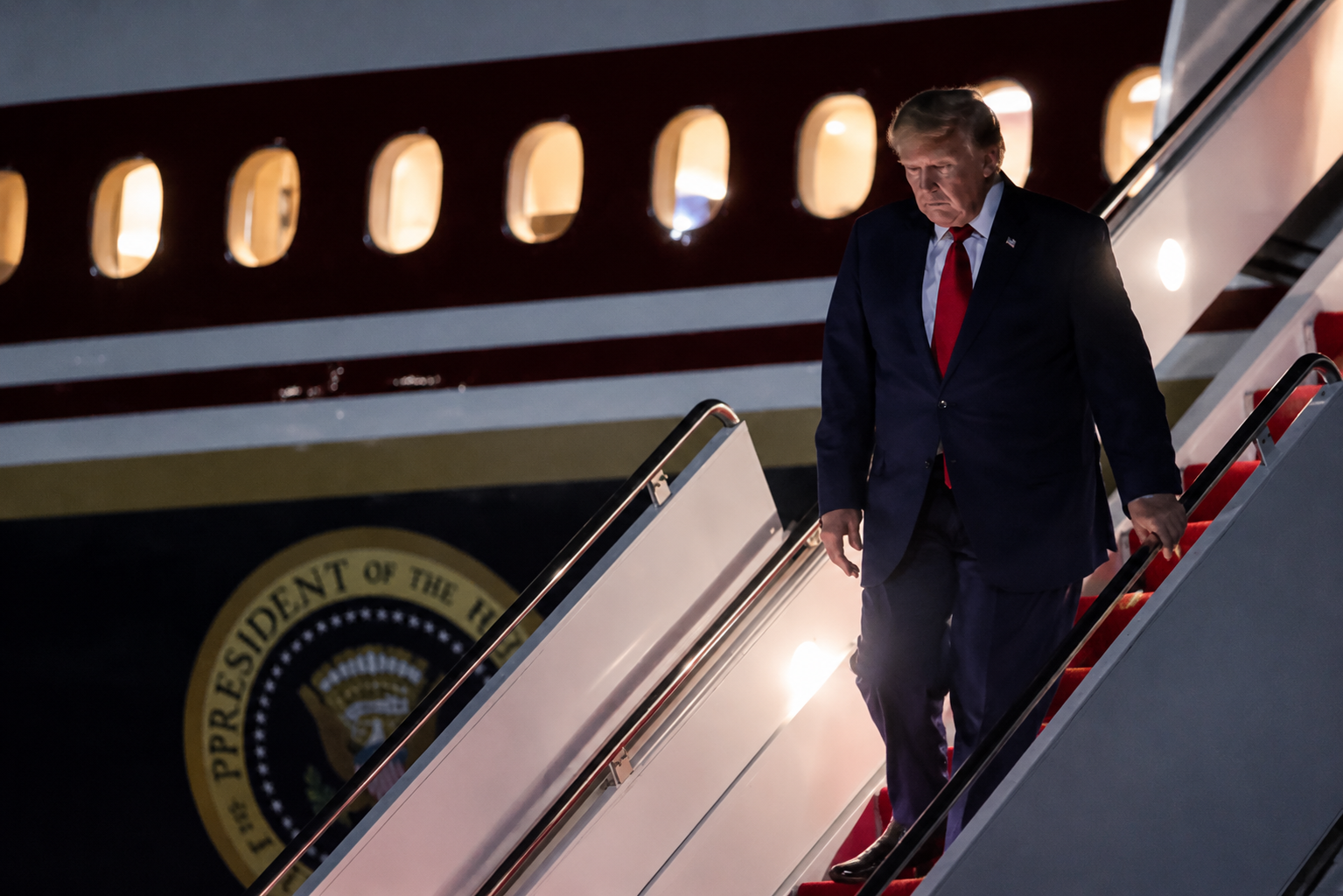 İran tehdidi sonrası gizli operasyon: Trump Türkiye dönüşünde uçak değiştirdi