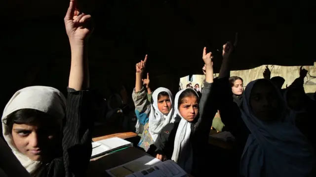 UNESCO: Taliban yönetiminde 2,4 milyon kız çocuğu eğitimden mahrum kaldı