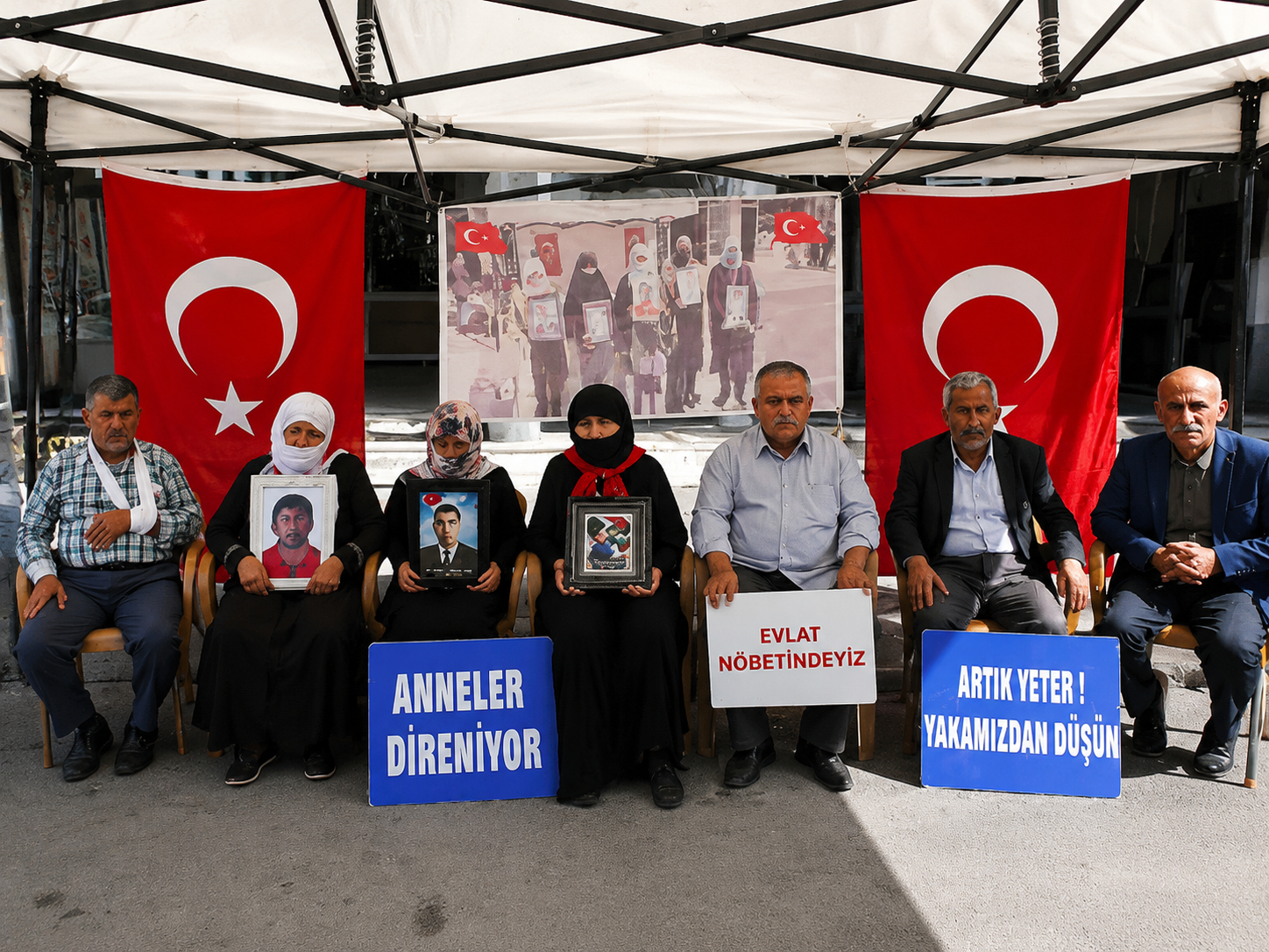 Aileler eylemde: Çocuklarına kavuşma umudu sürüyor