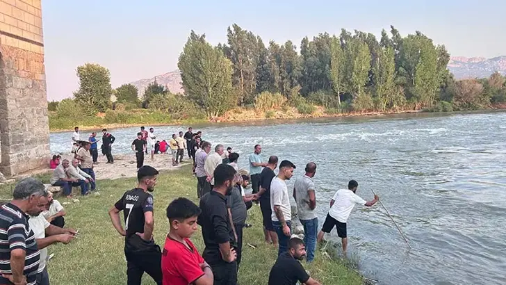 Serinlemek amacıyla suya giren çocuklar kayboldu