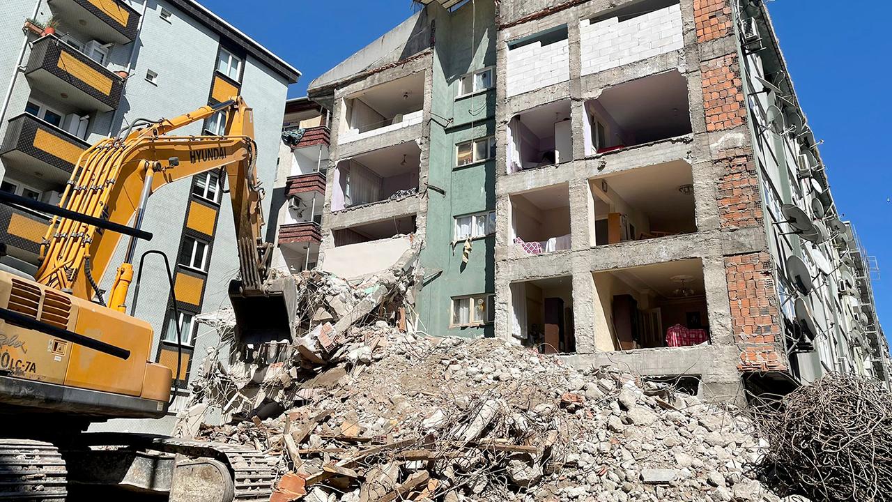 Kentsel dönüşümde korkutan anlar: İki bina hasar gördü