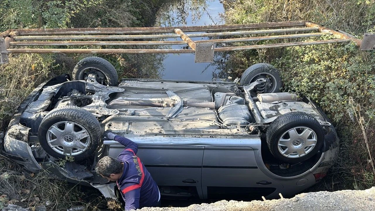 Kontrolden çıkan araç sulama kanalına devrildi