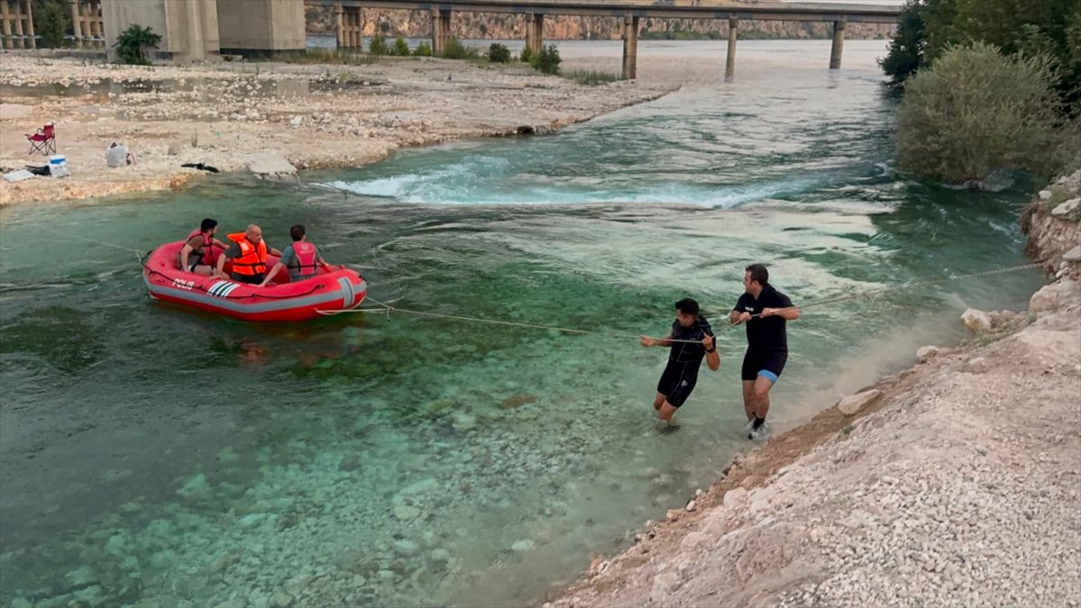 Fırat Nehri'nde mahsur kalan 9 kişi ekiplerce kurtarıldı