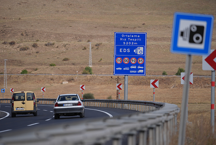 Erzurum'da tıra çarpan hafif ticari araçta 4 yaralı
