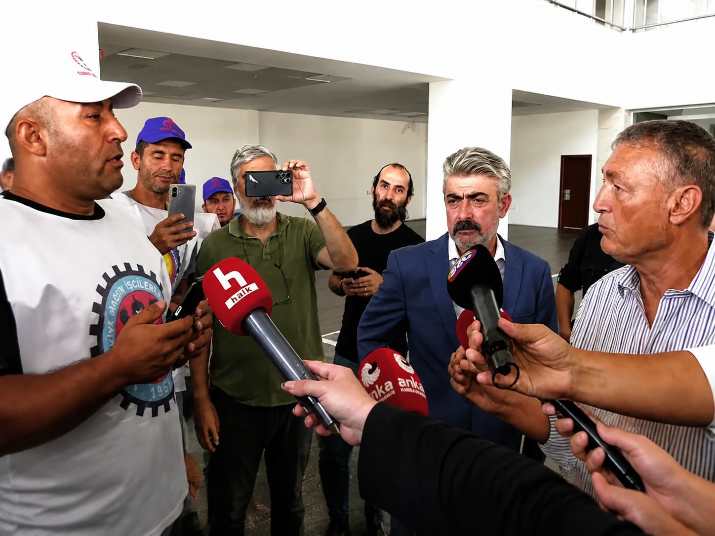 Maden işçileri ve patron canlı yayında görüştü: "İşçilerin alacakları ödenecek"