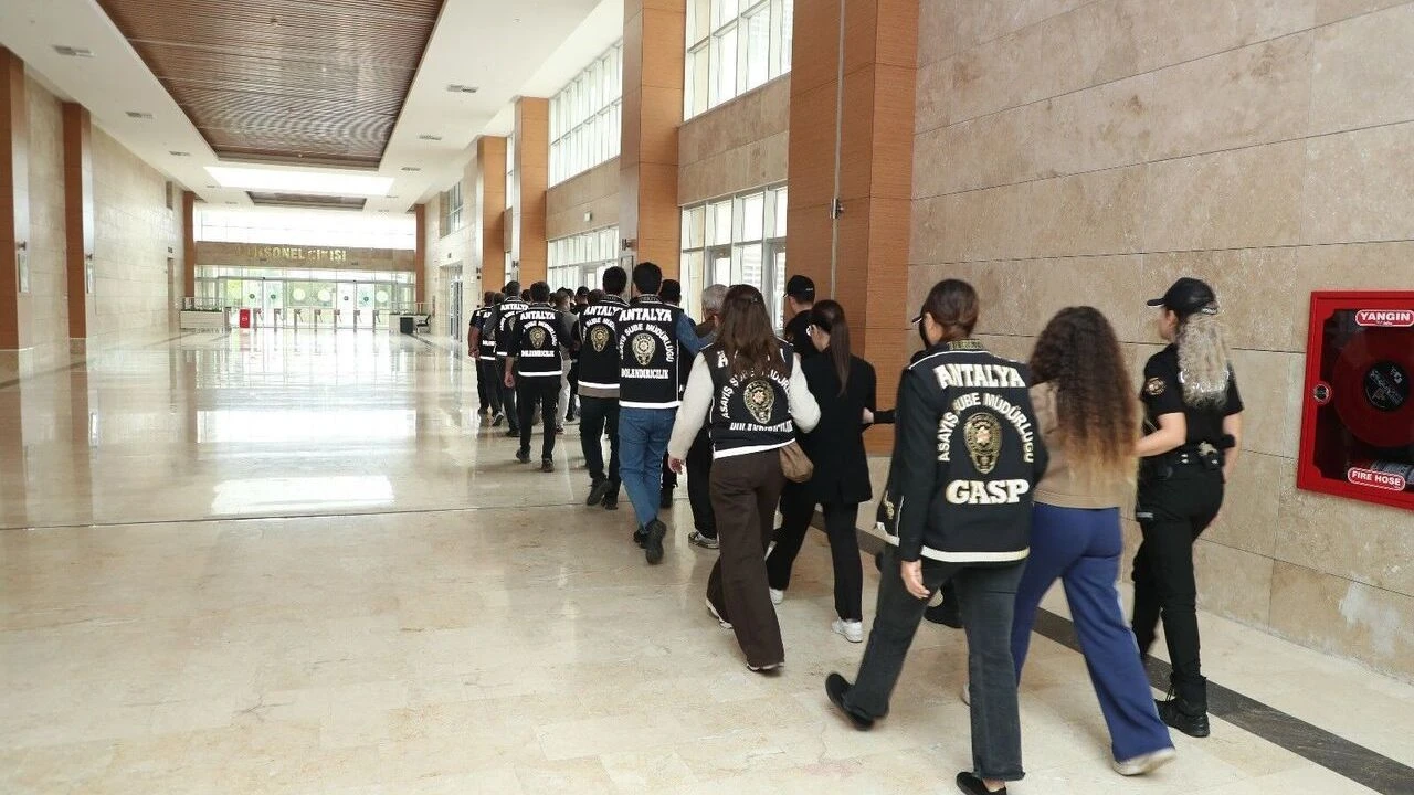 Antalya’da fuhuş operasyonu büyüdü: Belediye personeli gözaltında