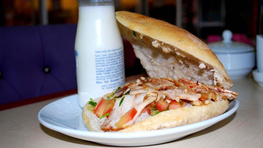 Kerküklü gençler, okul otobüsünden döner dükkanı yarattı