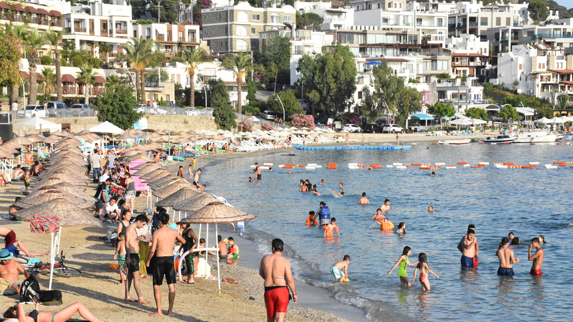 Bodrum'da çocuklar sahilde 2 ton buzla serinledi