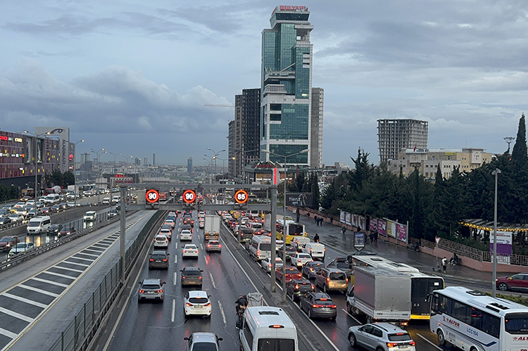 D-100'de kaza paniği: Minibüs bariyere çarptı