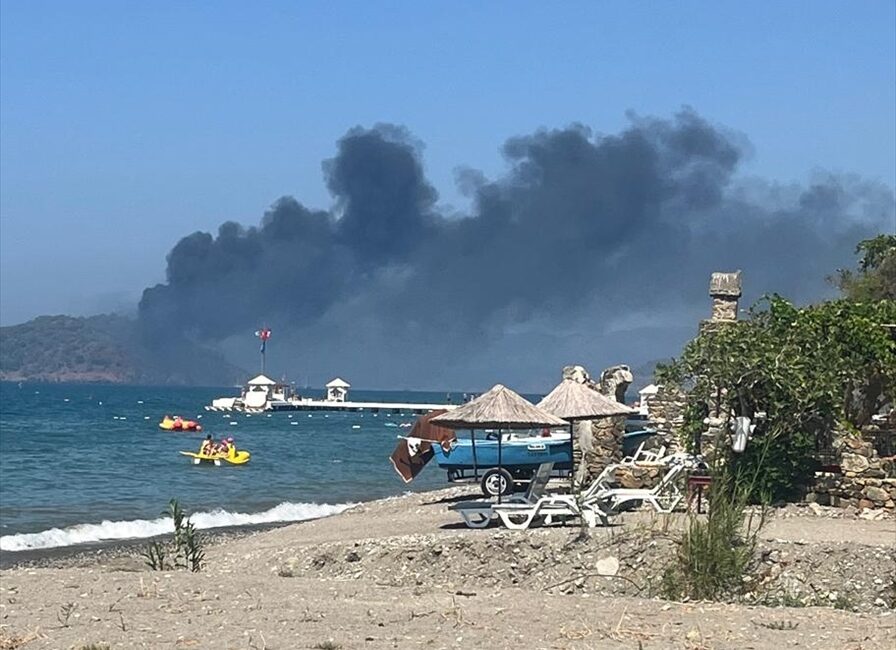 Fethiye'de tur teknesinde yangın! 115 kişi tahliye edildi