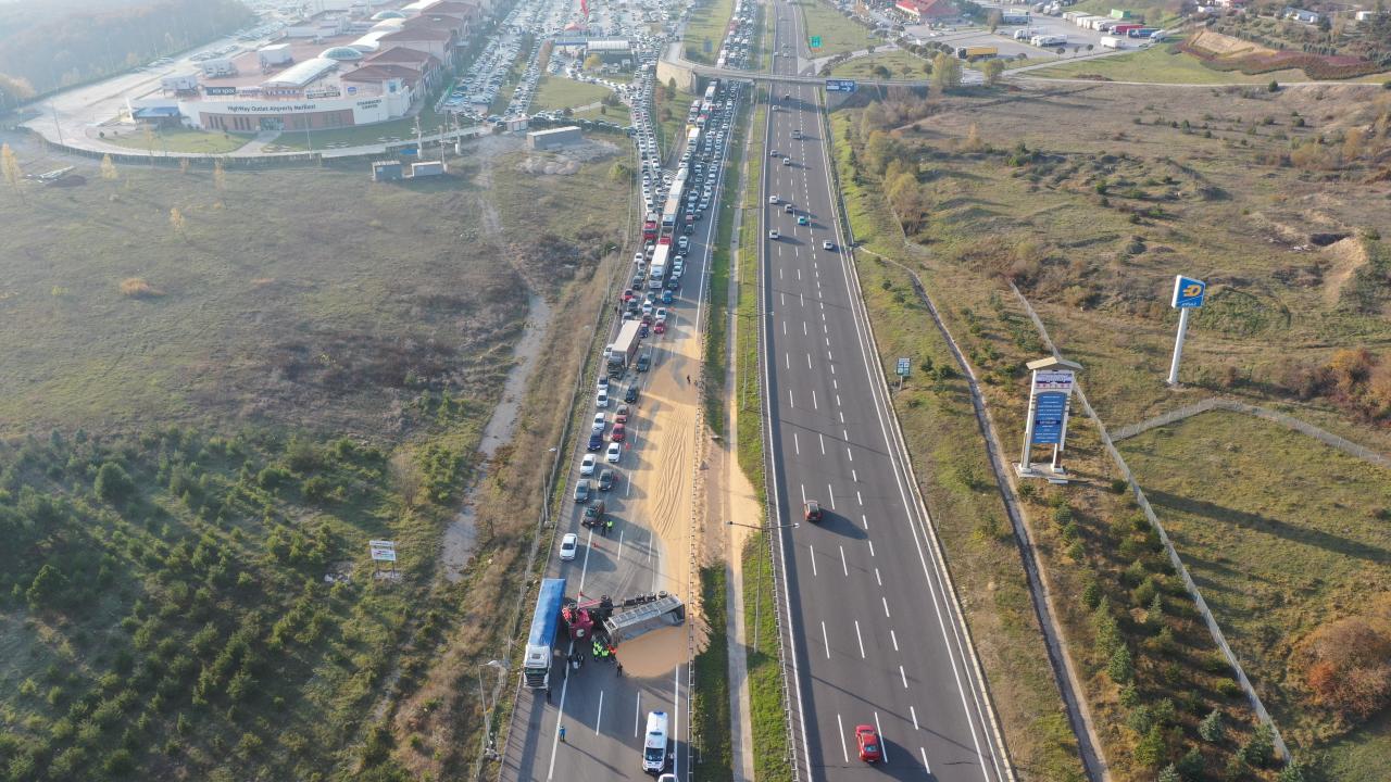 Anadolu Otoyolu’nda tır devrildi: Ankara yönünde ulaşım aksadı