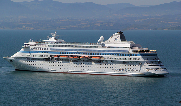 Bodrum’a denizden turist akını
