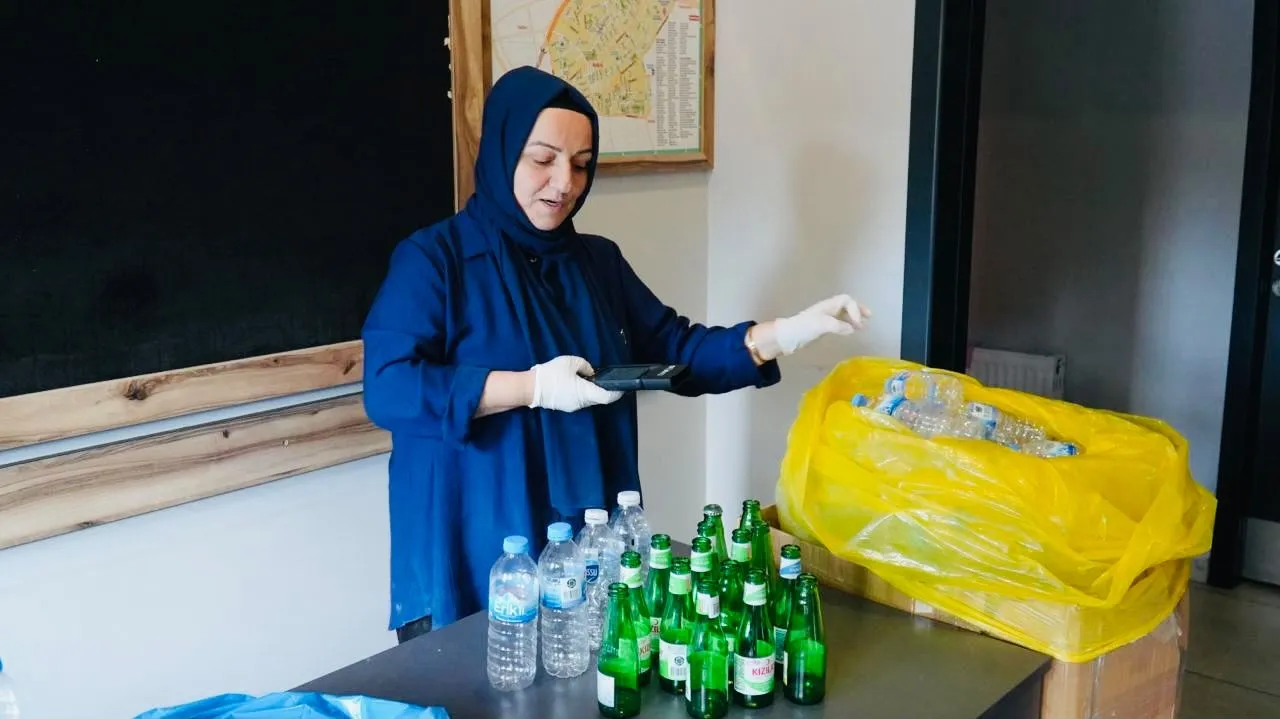 Ümraniye'de muhtarlıklar geri dönüşüm için depozito noktası oldu
