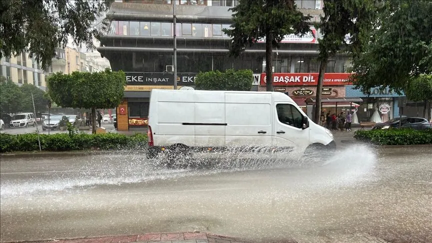 Adana'da sağanak yağış: Cadde ve sokaklar su altında
