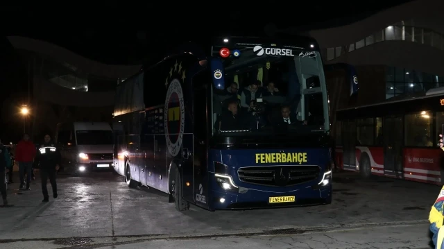 Fenerbahçe Ankara'ya indi: Taraftarlar coşkuyla karşıladı
