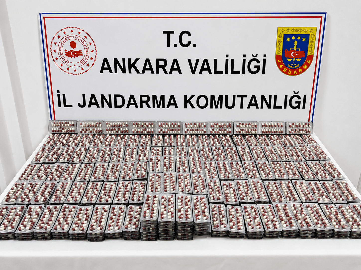 Uyuşturucu baskınında şok: 200 bin hap ele geçti