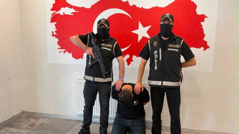 Azerbaycan’da yakalanan suç örgütü şüphelisi Türkiye’ye getirildi