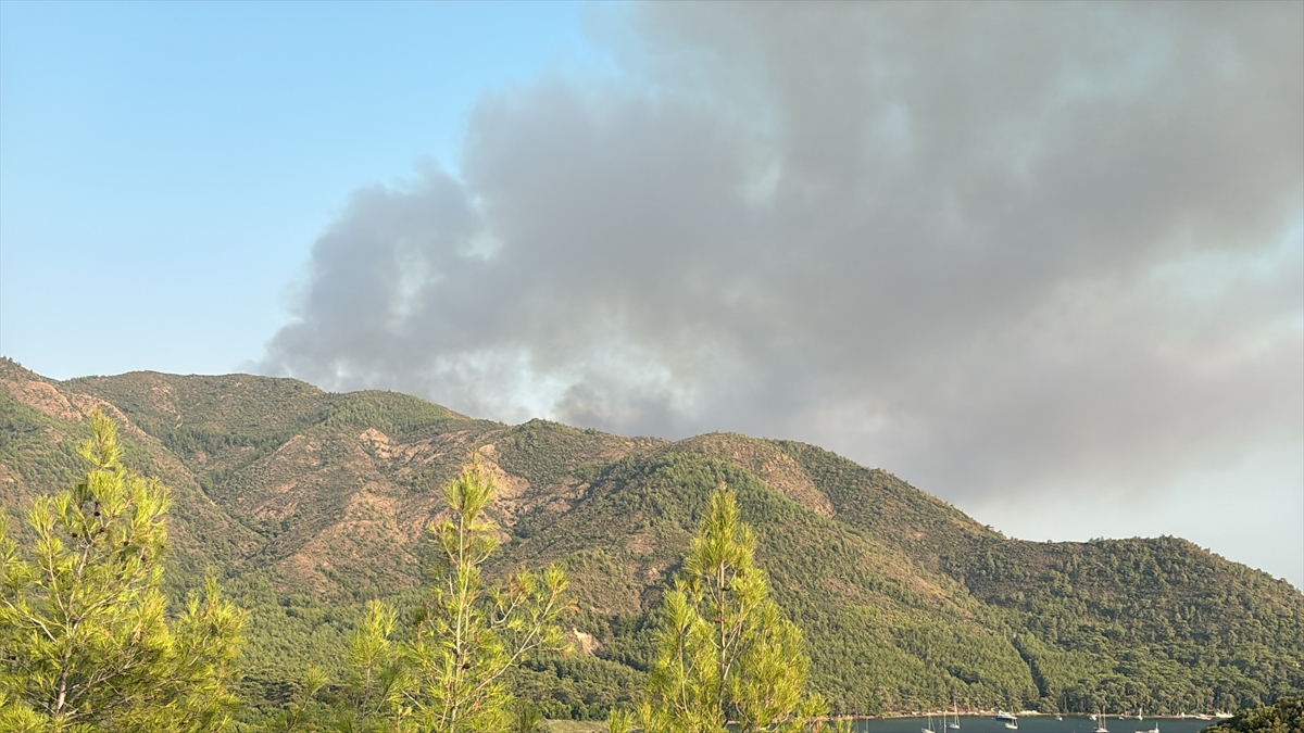 Marmaris’te orman yangını ikinci gününde: Havadan ve denizden müdahale