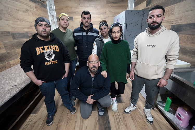 Marmara Depremi'nde kurtulan çift, afetzedelere umut oluyor