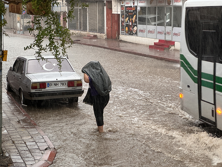 Adana'da sağanak yağış ve rüzgar etkili oldu