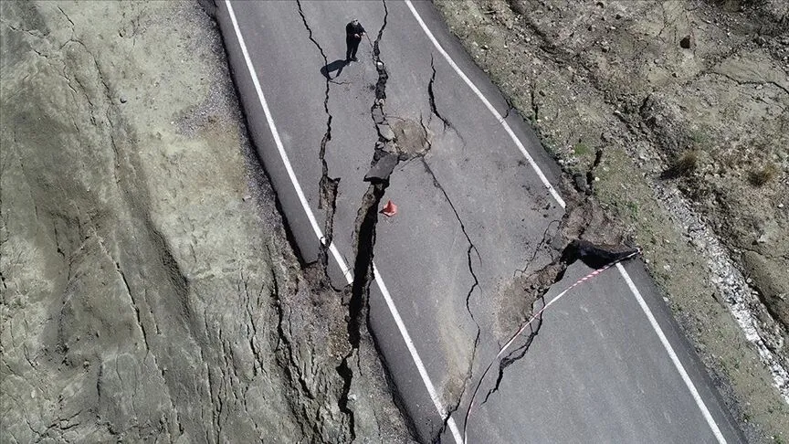 Erzurum'da sağanak sonrası heyelan: Yolda trafik durdu