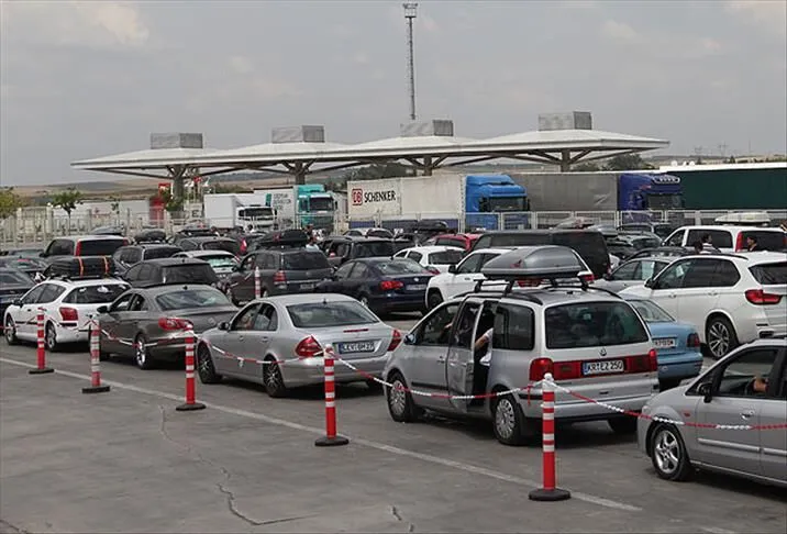 Yunanistan sınırında 3 kapıda yoğun araç trafiği yaşanıyor