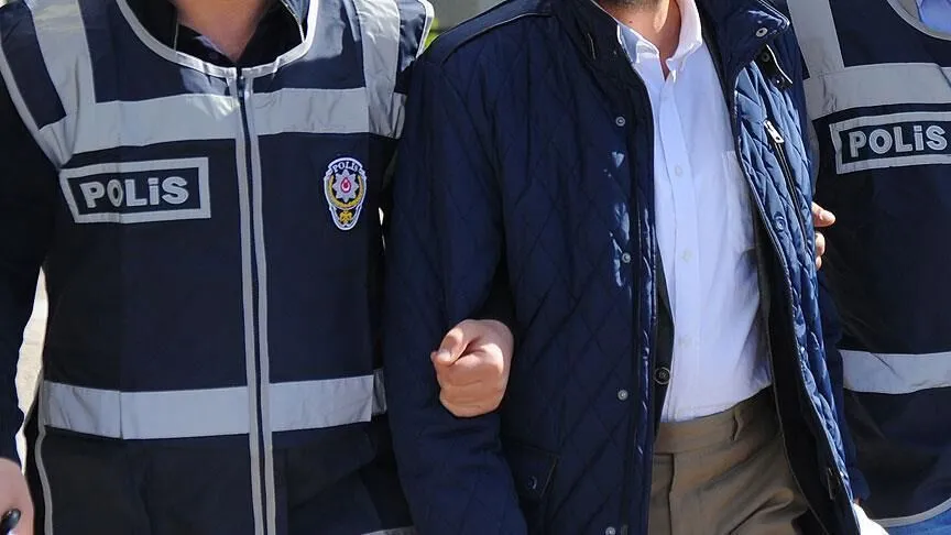 Otomobilin tavanında yolculuk yapan iki kişi gözaltına alındı