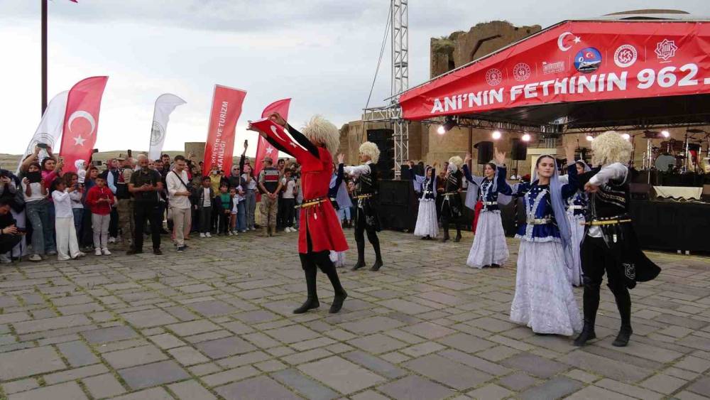 Ani fethinin 962. yılı için 10 binlerce kişi toplandı