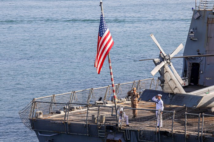 Amiral Cooper: Abraham Lincoln'deki mürettebatın ruh sağlığı yerinde