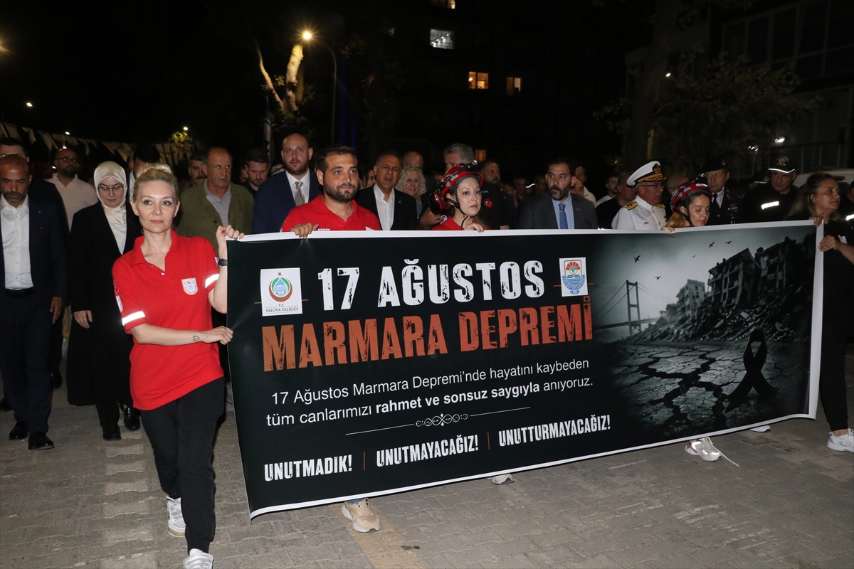 17 Ağustos depremi anıldı: Yalova'da yürüyüş düzenlendi