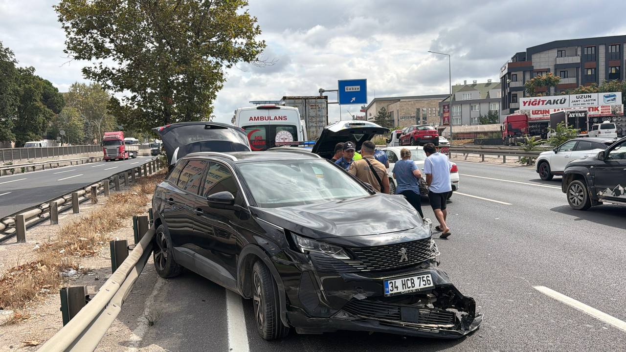 Kocaeli'de tır ve SUV çarpıştı, D-100'de ulaşım aksadı