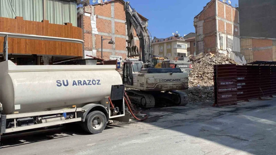 Zeytinburnu'nda bina yıkım sırasında aniden çöktü