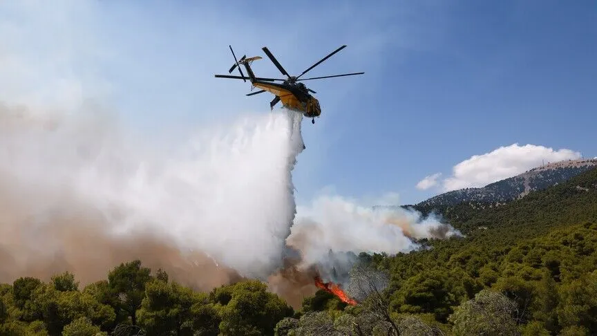 Yunanistan'da helikopter düştü: Yangın söndürme çalışmaları başladı