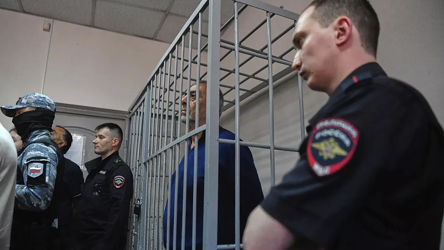 Azerbaycan, Rus gazetecilere karşı uluslararası arama başlattı