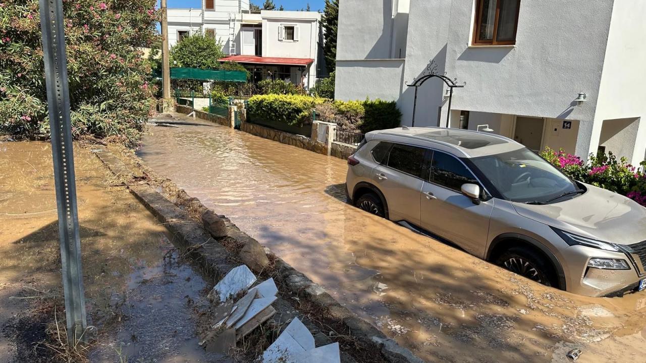 Bodrum'da su hattı patladı: Yolda çökme meydana geldi