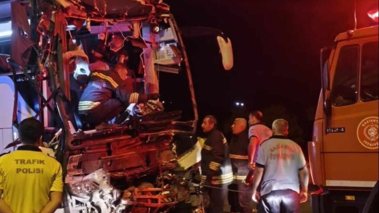 Gaziantep’te yolcu otobüsü tıra çarptı: 2 ölü, 17 yaralı