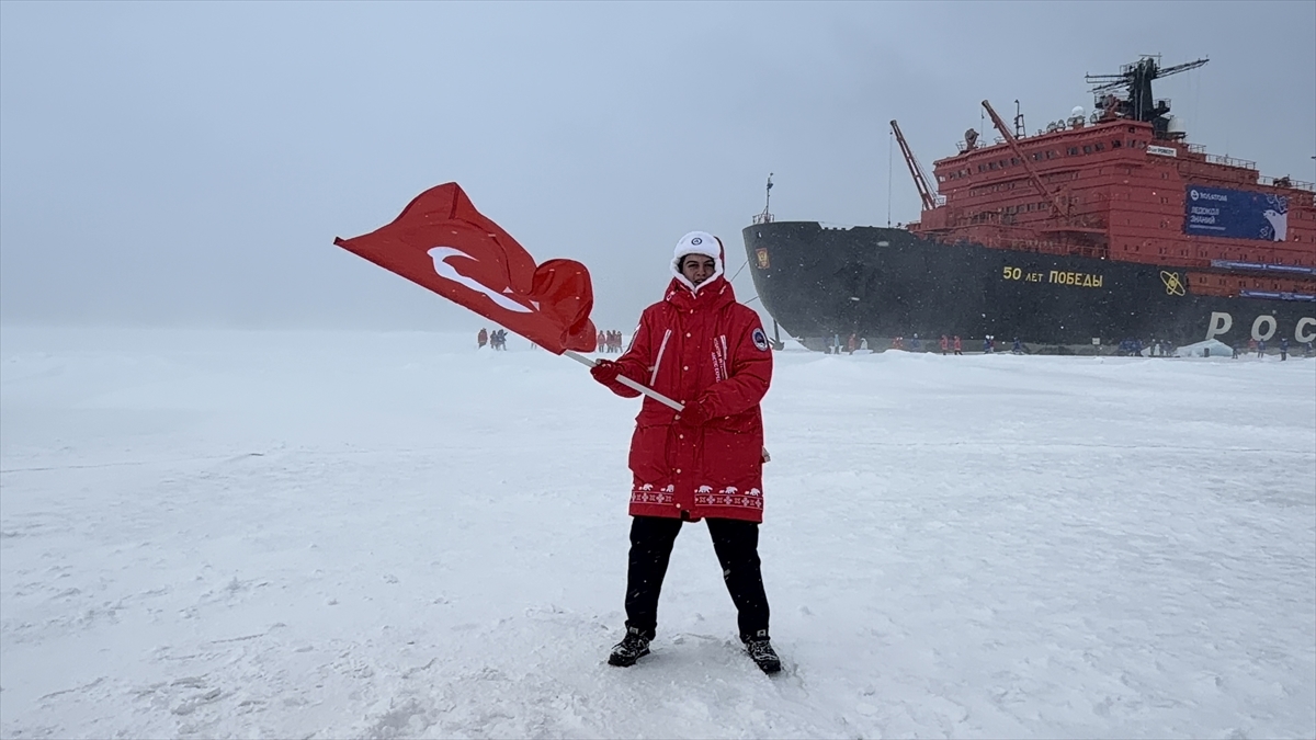 Türkiye’den lise öğrencisi nükleer buzkıranla Kuzey Kutbu’na ulaştı