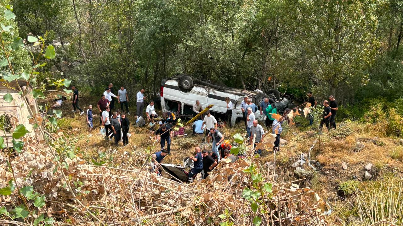 Sivas’ta yolcu minibüsü şarampole yuvarlandı: 4 ölü, 10 yaralı