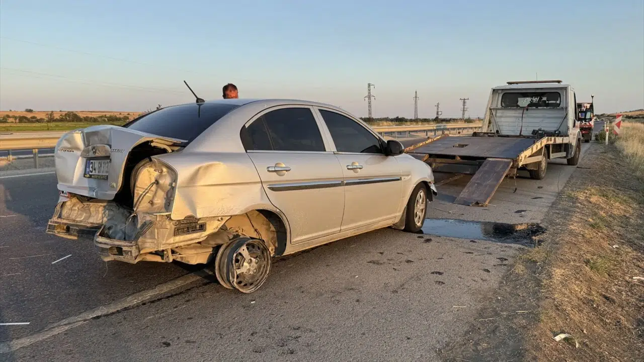 Dur ihtarına uymayan otomobilin kaza sonrası içindeki 7 göçmen yakalandı