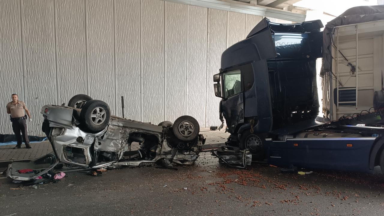 Kastamonu’da tırla çarpışan otomobilde karı koca hayatını kaybetti