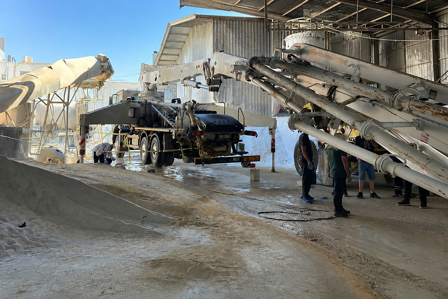 Kepez'de şok olay: Beton pompası şoförü yerde bulundu