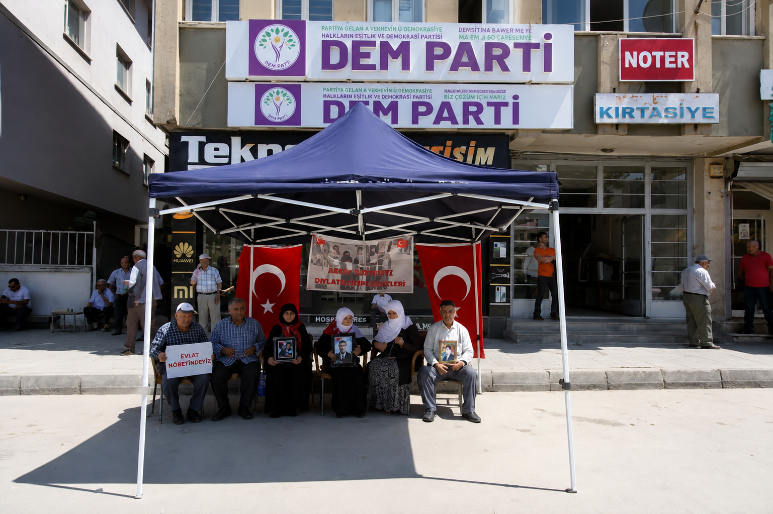 Muş'ta evlat nöbeti: Aileler çocukları için toplandı