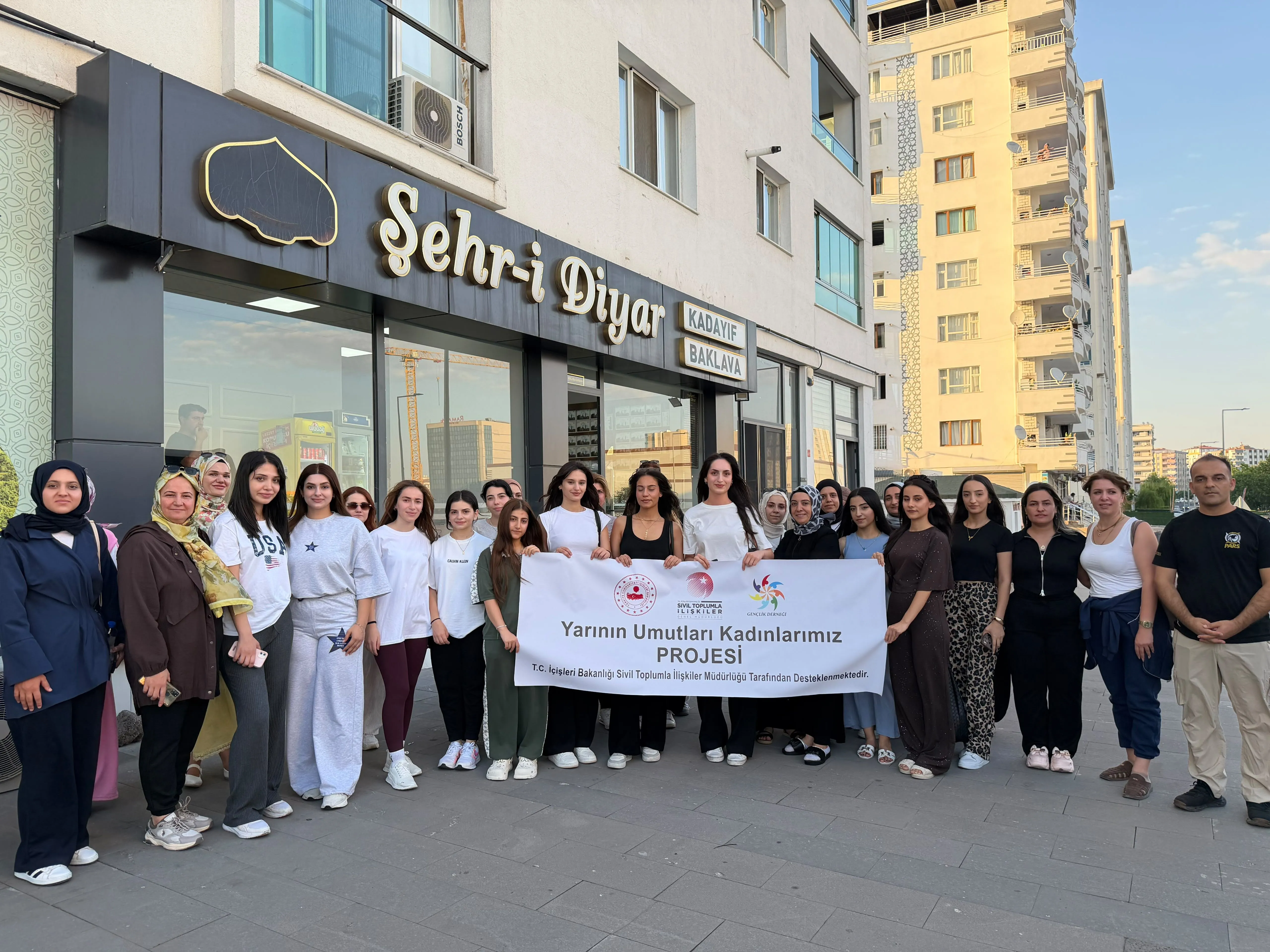 Diyarbakır'dan gelen 100 kadın eğitim programını tamamladı