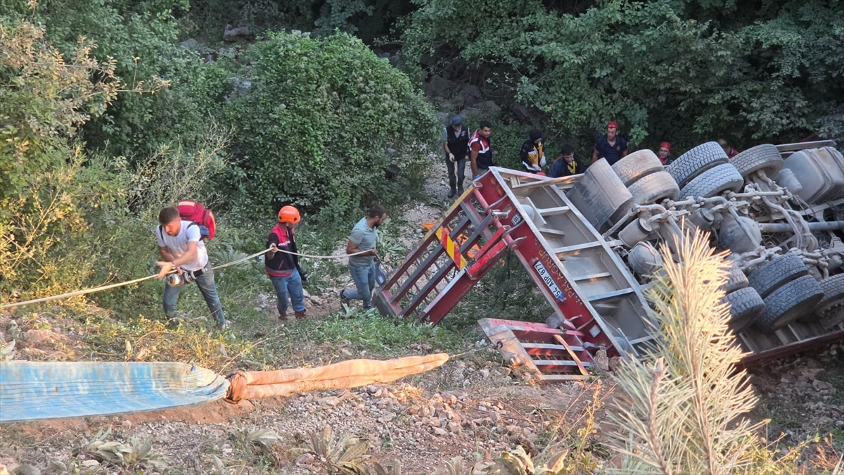 Sakarya'da ağır yük aracı devrildi: Sürücü can verdi