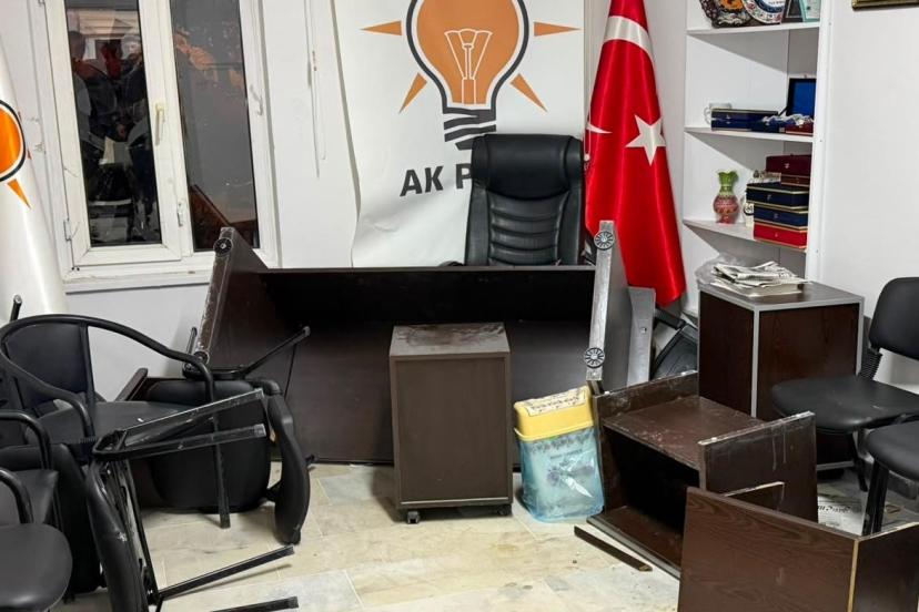 Kütahya Emet'te AK Parti İlçe Başkanlığı binasına saldırı