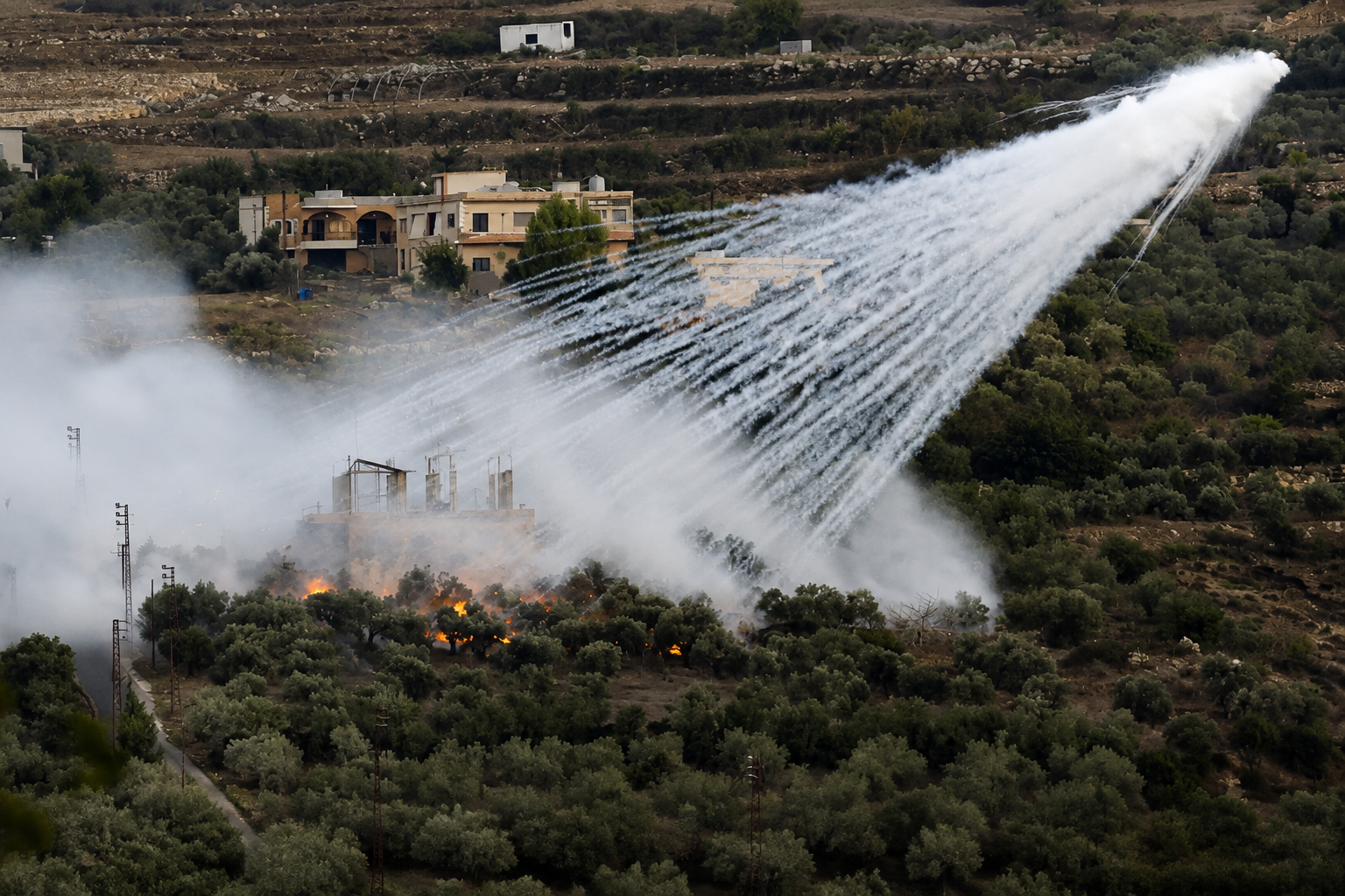 İsrail ordusu ateşkese rağmen Lübnan'ı bombaladı