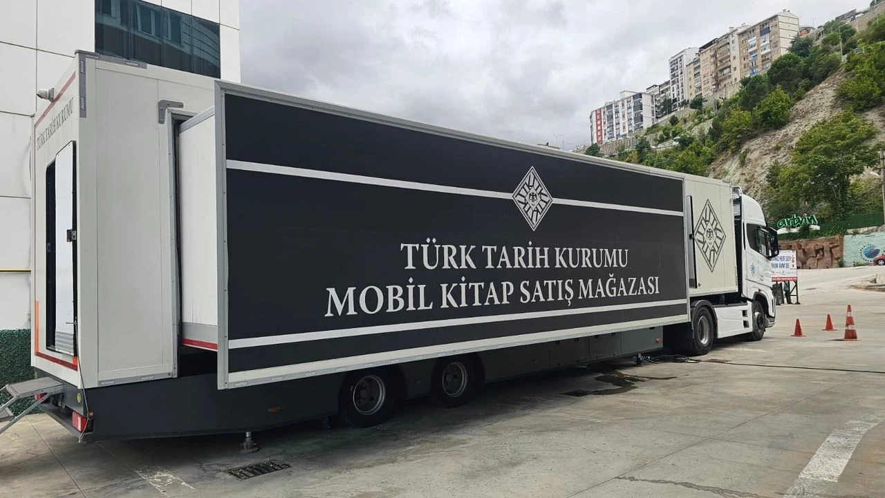 Tarih meraklılarına müjde! Mobil kitap tırı Ardahan'da