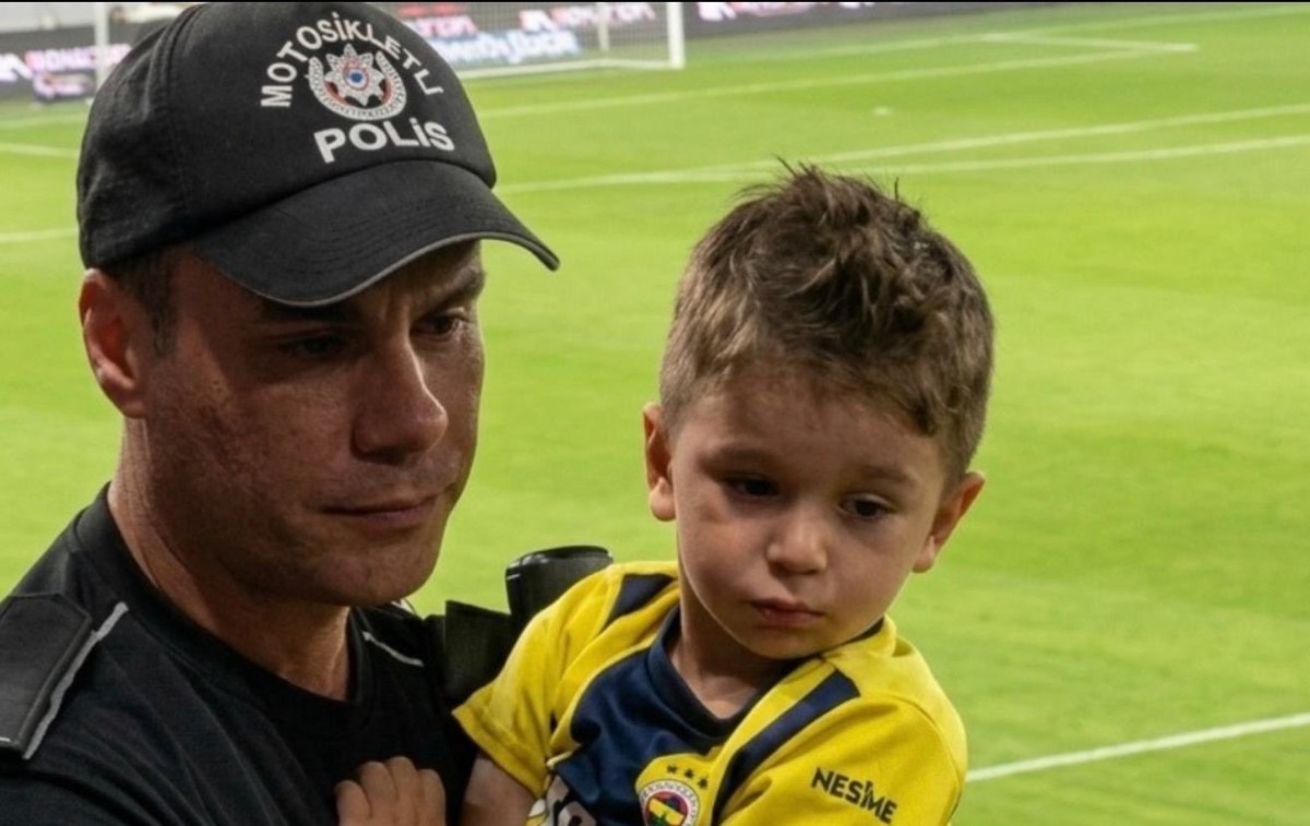 Fenerbahçe formalı çocuğu koruyan komisere forma ve çiçekle teşekkür