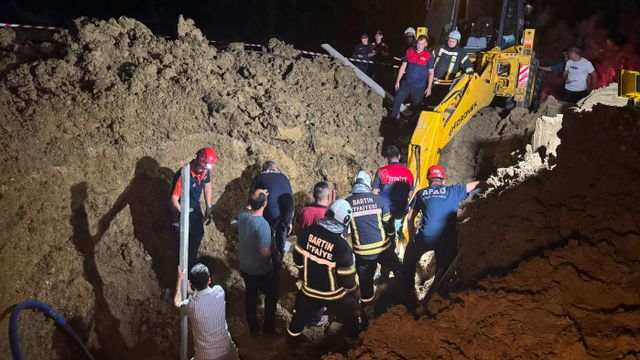 Bartın'da baba ve oğlu göçükten kurtarıldı
