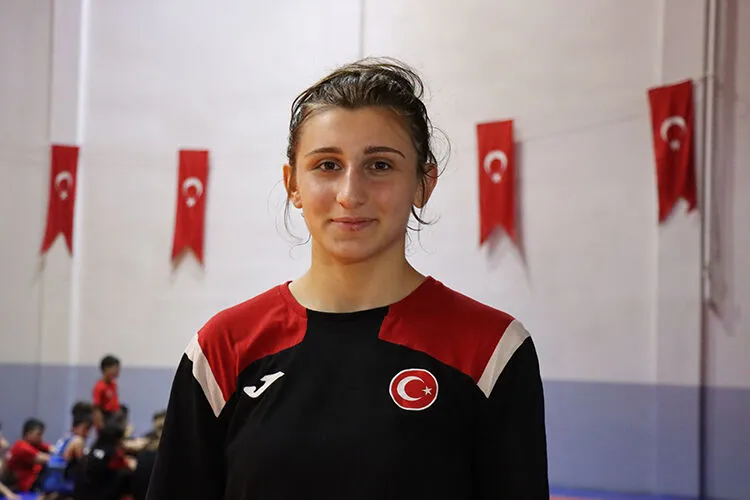 Kadın güreşçilerimiz şampiyonadan bronz madalyalarla döndü